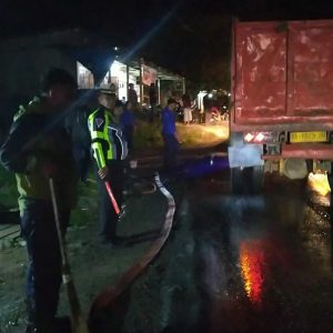 Respon Cepat Sat Lantas Polres Padangsidimpuan, Terjun Bantu Pembersihan CPO Tumpah.