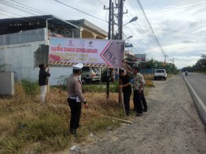 Menekan Angka Kecelakaan Lalin, Polsek Padang Bolak Pasang Spanduk Himbauan Dititik Rawan Laka Lantas