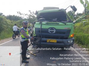 Dua Unit Truk Adu Kuat di Paluta, Salah Satu Supirnya Meninggal Dunia