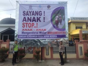 Polres Tapsel Pasang Spanduk Himbauan Tertib Berlalu lintas