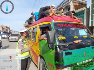 Polsek Padang Bolak Turunkan Penumpang dari Kap Mobil