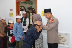 Cara Kapolres Tapsel Menyayangi Santri Pondok Pesantren Roudotul Khoiriyah