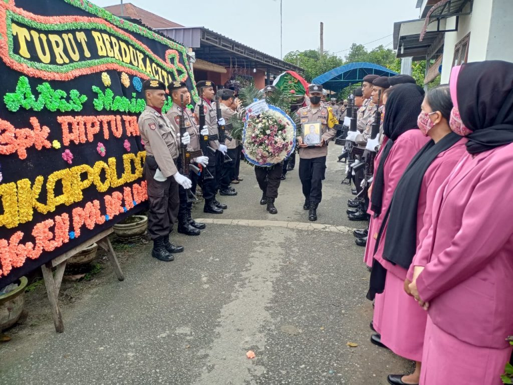 Kapolres Tebing Tinggi, Hadiri Upacara Persemayaman Alm Awan Saroyo