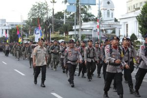 Pasukan Brimob Longmarch Pataka Perpindahan Mako