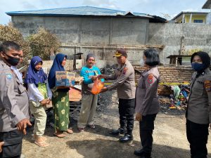 Polri Peduli! Polres Padang Sidempuan Salurkan Bansos ke 2 Korban Kebakaran