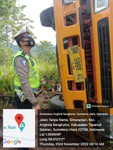Gawat! Gegara Rem Blong, Satu Unit Truk CPO Terbalik ke Lahan Sawit