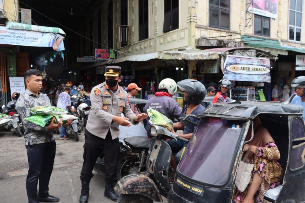 Puluhan Parbetor Sumringah Mendapat Bansos dari Kapolres Padang Sidempuan