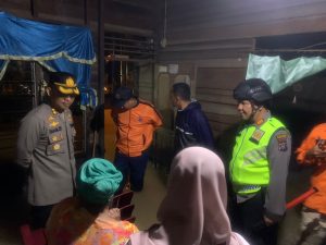Dalam Keadaan Kaki Terendam, Kapolres Tapsel Dengar Keluhan Korban Banjir