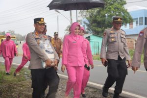 Benar-benar Sosok Pengayom, Kapolres Tapsel Sumringah Angkat Beras Buat Warganya di Tapsel