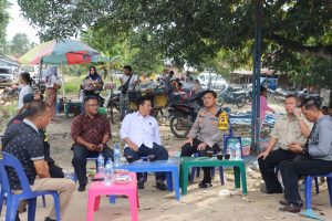 Membaur dengan Warga, Kapolres Tapsel Dampingi Kombes Tatan Tinjau Pilkades Paluta