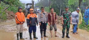 Curah Hujan Tinggi, Jalan di Desa Sibangkua Tapsel Tertimbun Tanah Longsor