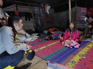 Hilangkan Kesan Pejabat, Kapolres Tapsel Rela Jongkok Dengarkan Keluhan Warga Terdampak Banjir