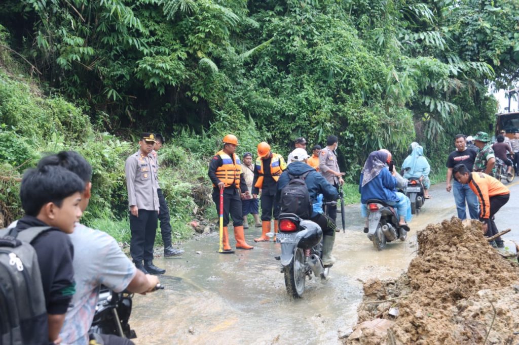 Akibat Longsor, Jalan Lintas di Sipirok Tapsel Sempat Terputus