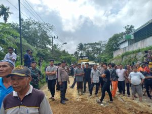 Jalan Lintas di Desa Sibangkua Tapsel Tertimbun Longsor, Akses Kenderaan Sempat Terputus
