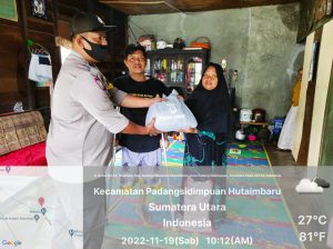 Sembari Salurkan Bansos dari Kapoldasu, Polsek Hutaimbaru Juga Sampaikan Pesan-pesan Kamtibmas