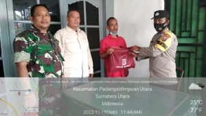 Bhabinkamtibmas Polsek Hutaimbaru Salurkan Bansos dari Kapoldasu ke Masyarakat