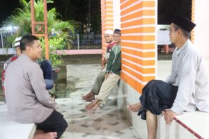 Merakyat! Sosok Kapolres Tapsel yang Membaur Dengar Curhatan Masyarakat di Masjid