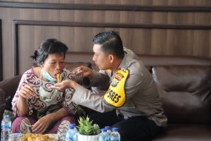 Sosok Polri Pengayom, Kapolres Tapsel Sulangi Korban Dugaan Penganiayaan Viral
