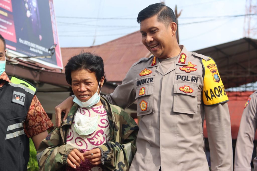 Sungguh Humanis Kapolres Tapsel, Kawal Korban Penganiayaan ke Dinas Sosial hingga Naik ke Mobil