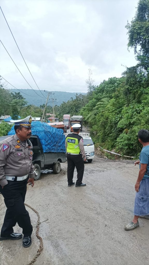 Cuaca Tak Menentu, Polres Tapsel Hadir di Batu Jomba Lancarkan Arus Lalu Lintas