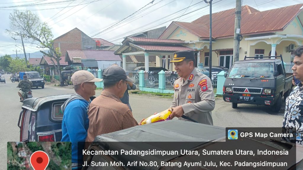 Merakyat, Kapolres Padangsidimpuan Sumringah Saat Berbagi Bansos ke Abang Becak