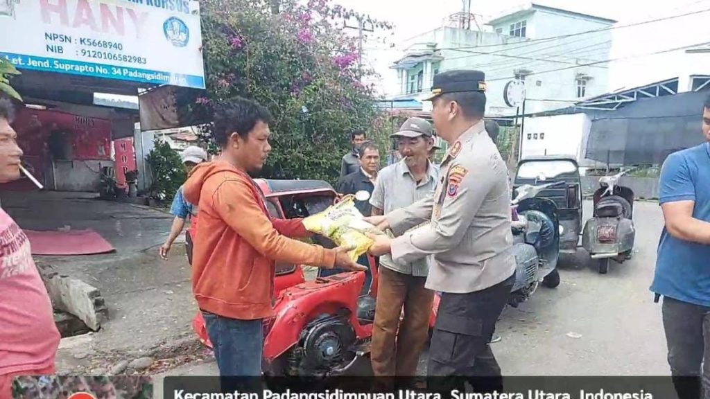 Akhir Pekan, Kapolres Padangsidimpuan Sempatkan Diri Ketemu Abang Becak Sembari Berbagi 
