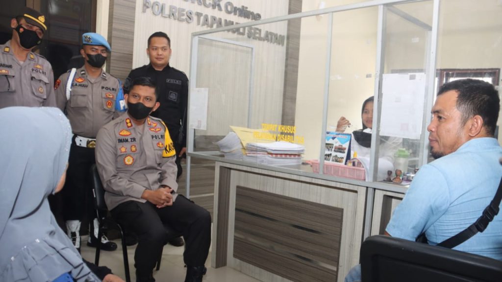 Dengan Sabar, Kapolres Tapsel Layani Langsung Masyarakat di Ruang SKCK dan SPKT