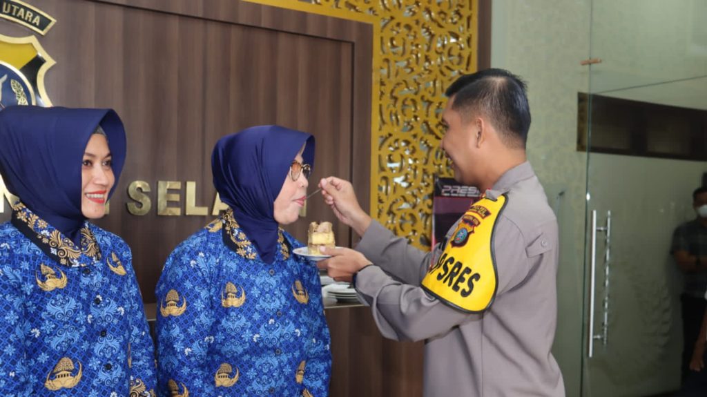 Wujud Perhatian, Kapolres Beri Kejutan ke ASN Polres Tapsel pada HUT Korpri ke-51