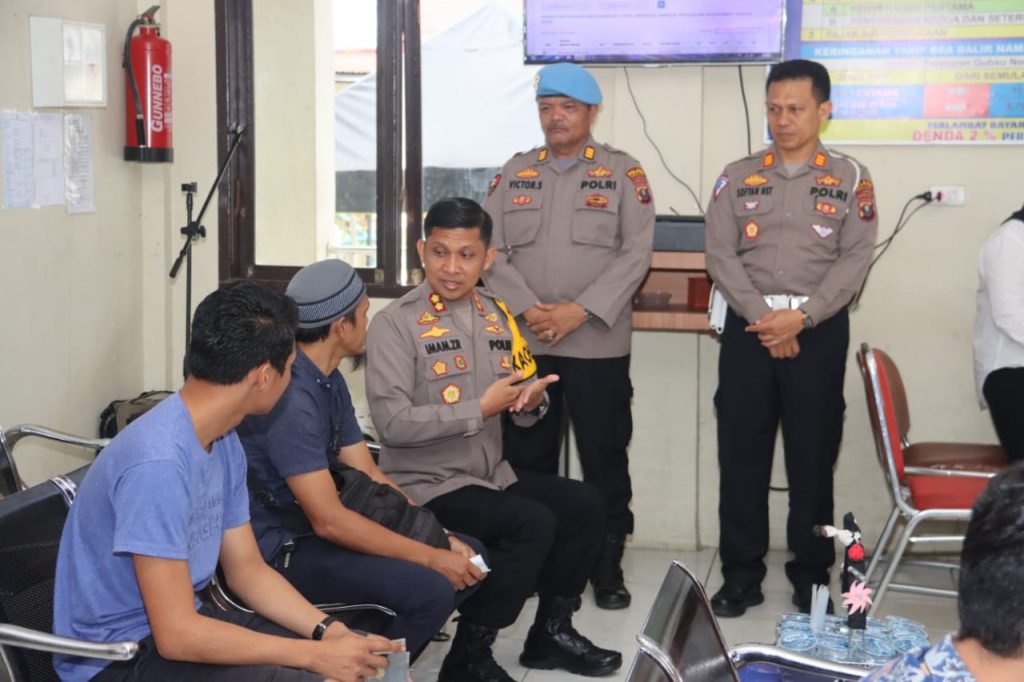 Pastikan Pelayanan Bersih, Kapolres Tapsel Temui Satu per Satu Masyarakat di Pelayanan Samsat