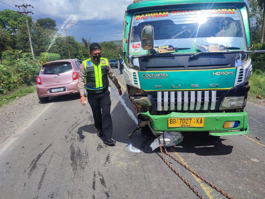 Sudah Saling Ngerem Dua Mobil di Tapsel Tetap Tabrakan, Begini Jadinya