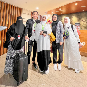 Ayu Dewi Panjatkan Doa Penuh Haru Kedapa Sang Ibu di Mekkah