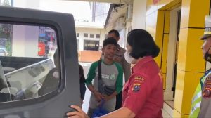 Kerja Setulus Hati, Kasi Humas Polres Padang Sidempuan Bantu Pasutri Pulang ke Aceh