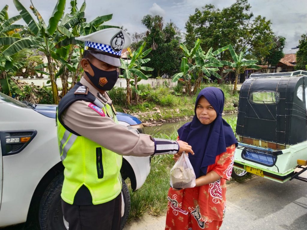 Polres Madina Gelar Pos Jubah ‘Polisi Sedekah Jumat Barokah’