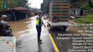 Gercep, Polres Tapsel Langsung Lakukan Gatur Lalin di Lokasi Banjir