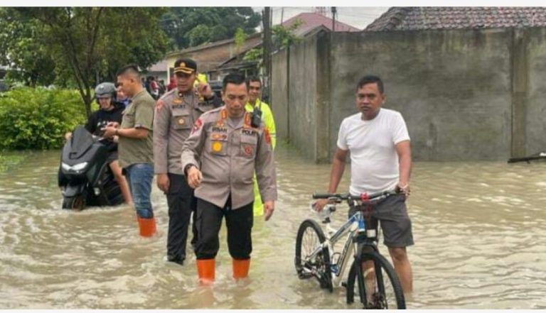 Kapolresta Deli Serdang Kombes Pol Irsan Sinuhaji kembali meninjau lokasi banjir di Jalan Sudirman Kelurahan Palu Kemiri Lubuk Pakam