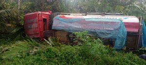 Akibat Rem Tak Berfungsi, Truk BBM di Tapsel Terbalik di Kebun Salak
