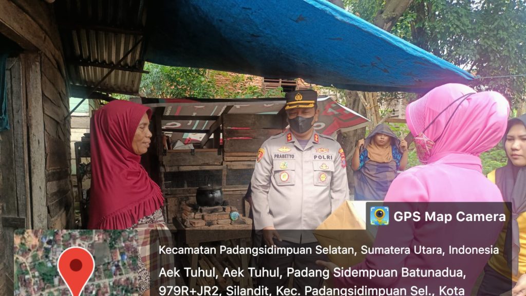 Saat Kunjungi Masyarakat, Kapolres Padangsidimpuan Bagikan Bansos