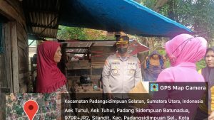 Saat Kunjungi Masyarakat, Kapolres Padangsidimpuan Bagikan Bansos