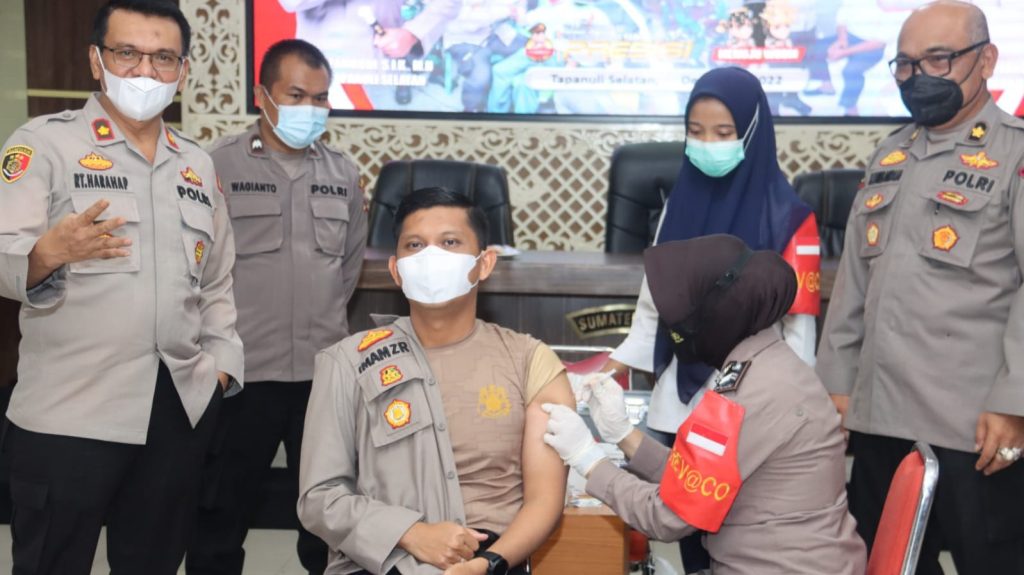 Contohkan yang Baik ke Personel, Kapolres Tapsel Jadi Imam Vaksinasi Booster II