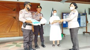 Sambut Natal, Kasi Humas Salurkan Bansos dari Kapolres Padangsidimpuan ke Gereja dan Purnawirawan Polri