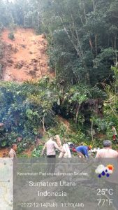 Bhabinkamtibmas Polsek Batunadua dan Warga Bersihkan Longsor di Ujung Padang