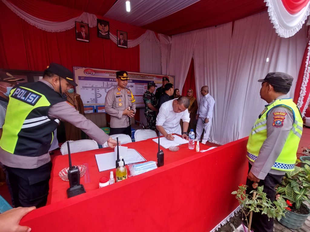 Bersama Bupati Paluta, Kapolres Tapsel Tinjau Sekaligus Beri Bingkisan di Pos Pam Simpang Portibi