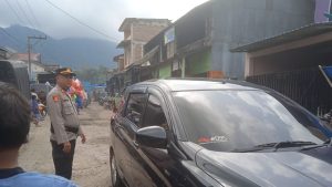 Di Terik Matahari, Kapolsek SDH Tetap Semangat Terjun Langsung Atur Lalin