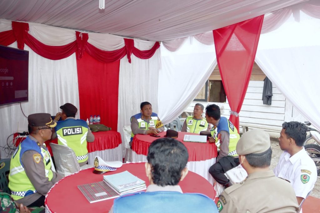 Kapolres Tapsel Beri Arahan Terkait Teknis Pengamanan Percepatan Perbaikan Jalan Batu Jomba