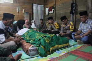 Rasa Belasungkawa, Kapolres Tapsel Hadir Takziah ke Rumah Almarhum AD