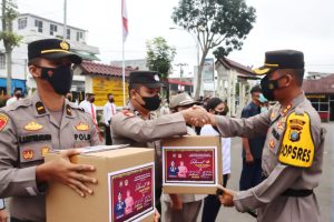 Kapolres Tapsel Bagikan Bingkisan Natal Kepada Personel, ASN, Hingga Jurnalis