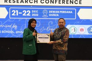 Menakjubkan, Anak Tukang Jahit Asal Brombang Raih Best Paper di Malaysia