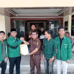 Ketua PC HIMMAH Paluta Endar Maujalo Harahap menyampaikan pernyataan sikap kepada Kasi Intel Kejari Paluta Hendri Dolok Tambunan SH, Rabu (21/12).
