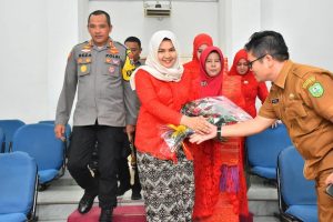 Peringati Hari Ibu, Wabup Madina Serahkan Penghargaan kepada Ibu Tangguh
