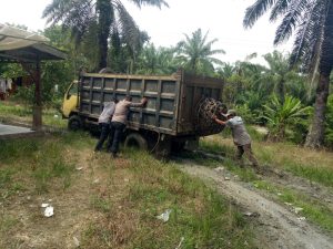Terpuruk Karena Jalan Licin, AIPTU Pasomal Ikut Bantu Dorong Colt Diesel